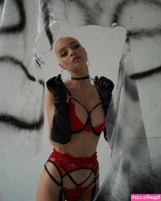 farruhhhamraeva - an actual strip video for y'all~