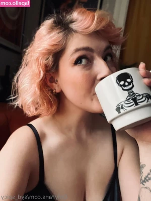syd_spicy [ syd-spicy ] - Had to move around a bit to get a feel of the dress lmfaoooooo  