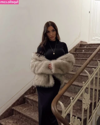 Natalia Karczmarczyk [ natalia-karczmarczyk ] - Squatting while showing off the anus.