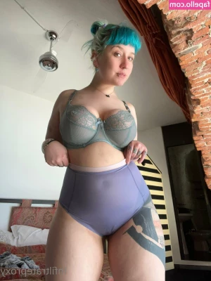 Proxy Paige [ proxy-paige ] - What makes a girl moan like this    Tip  5 to find out in your DMs
