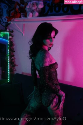Angela Mazzanti [ angela-mazzanti-1 ] - un jeu de séduction de peton avec Laya...  A demain!