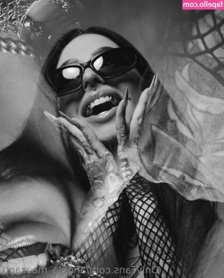 Angela Mazzanti [ angela-mazzanti-1 ] - Who wants to taste all my juices