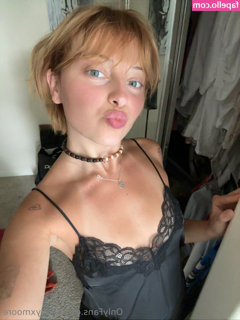 mollyxmoore [ mollyxmoore-1 ] - What s under the dress