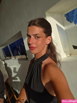 Develique - This hot brunette @leylablaze knows how to pleasure a man
