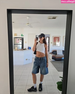Develique - Twerking in my hostel while my roommates were out 👀 I just sent it