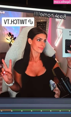 Develique - Tip on post for me to undo my shirt in your Dm