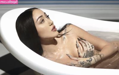 Noah Cyrus [ noah-cyrus ] - Oh my  The feel of the oil dripping down my toes and soles is so