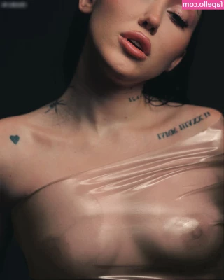 Noah Cyrus [ noah-cyrus ] - I find it very sexy that I m completely naked and in heels