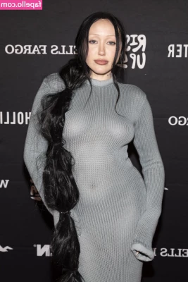 Noah Cyrus [ noah-cyrus ] - Hit like if you could/would take every inch of this !! 😈🍆