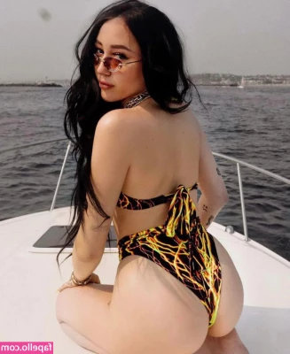 Noah Cyrus [ noah-cyrus ] - Just trying to tempt you into a quick jerk