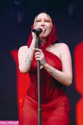 Noah Cyrus [ noah-cyrus ] - On your knees now  Admire   Na kolena okamžitě a obdivuj