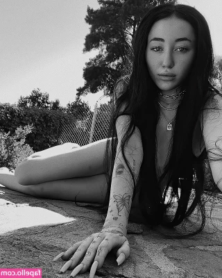 Noah Cyrus [ noah-cyrus ] - I ma sucka for cute toes