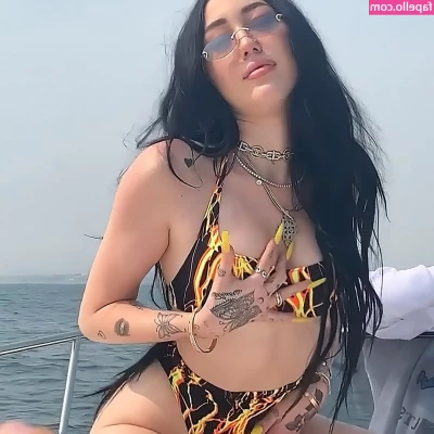 Noah Cyrus [ noah-cyrus ] - We're getting a lil steamy 🌡🌡 A few pre- shower and mid-shower