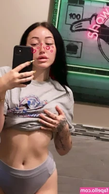 Noah Cyrus [ noah-cyrus ] - This naughty traveler is back at it    And to think I m not even a