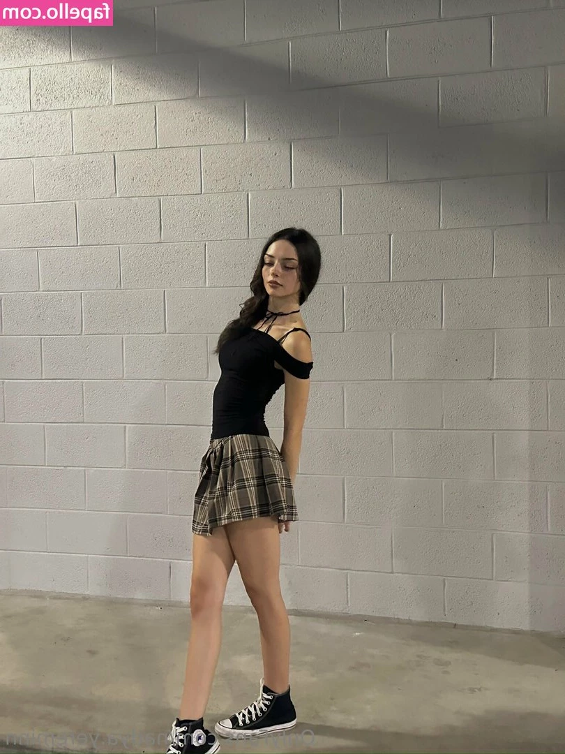 nadya.yereminn [ nadya-yereminn ] - going live on @vodkamilk in 20 minutes !! come hang out 🥰