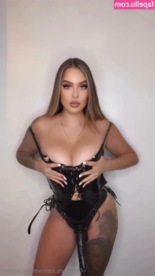 veronicainked - You like the way I look in red, don't you?🔥🔥👅
