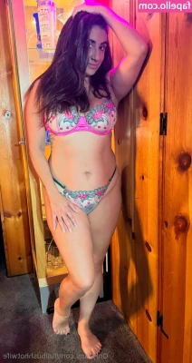 fullbushhotwife - it's a no bra type of day 🖤
