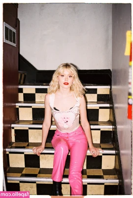 Maisie Peters [ maisie-peters ] - Something caught your eye?