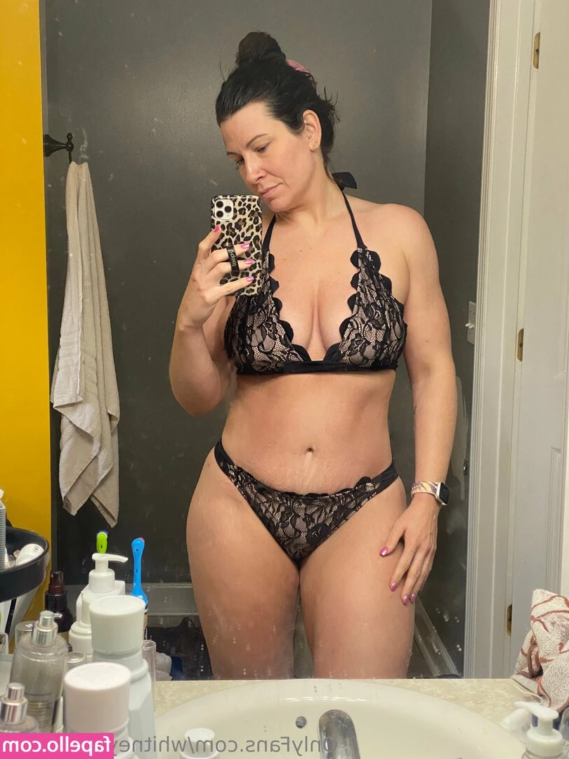 whitney_rhea.free [ whitney-rhea-free ] - no make up & need my hair done but it’s jiggling 😜👏🏼