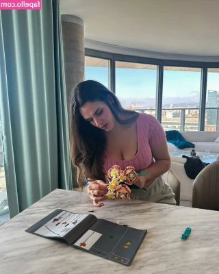 babymaryam - Getting ready to go out for cocktails and dinner! Send for drinks