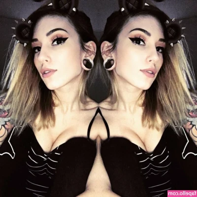 Pterodactylsftw - Hold my heels while you worship, bitch. I’ll let you sniff them