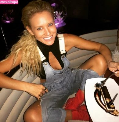 Nicky Whelan [ nicky-whelan ] - 🌌 When in doubt, hug a tree ❤️ xx Meg
