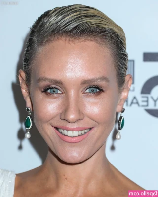 Nicky Whelan [ nicky-whelan ] - GOING LIVE THIS SUNDAY 💋 please vote for which time works best for