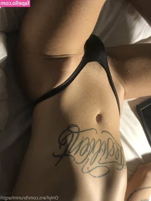 bruninhatgirl [ bruninhatgirl-1 ] - Its so hard to keep a camera stready while flexing 🤣