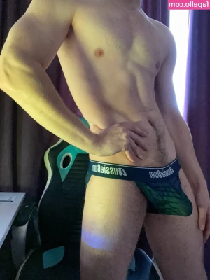graysonfin - Holy fuck, this is a thick toy. It stretched me out so good and