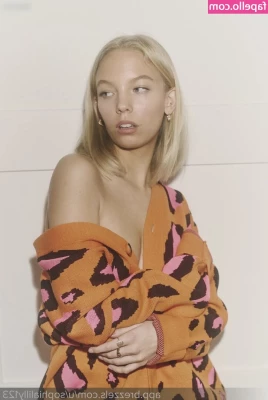 Lilli Sophia [ lilli-sophia ] - It’s way tooo hot today