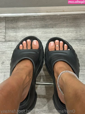 browngirl.foot.fantasy [ browngirl-foot-fantasy ] - Cutie with a booty