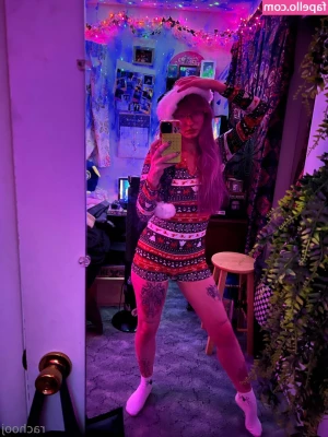 lewdrachooj - How badly do you want me to strip for you right now