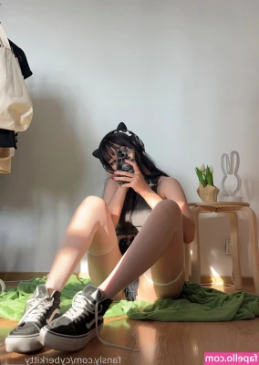 cyberkitty_____ [ cyberkitty ] - I think this set really compliments me ☀️😉