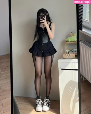 cyberkitty_____ [ cyberkitty ] - devote kriecher zahlen vierstellig um einmal meine Schuhsohlen lecken