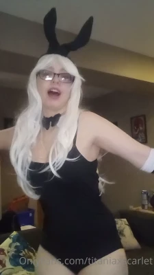 titaniaxscarlet - How many fingers can I fit in my pussy   Comment below before u watch