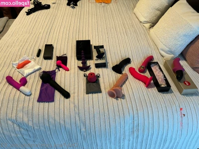smbdyuno_63 [ smbdyuno-63 ] - want me to use my handcuffs on you? 😈