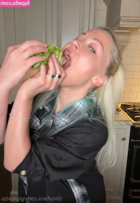 gigieatss - Watch me suck my fingers