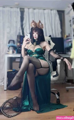 Jiu Yan [ jiu-yan ] - More bts shots from a photoshoot.