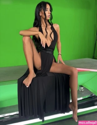 Kama Oxi [ kama-oxi ] - Just deciding on my outfit for this JOI video I'm about to film ..