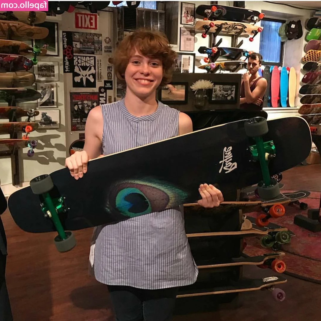 Sophia Lillis [ sophia-lillis ] - Bend me over this sink