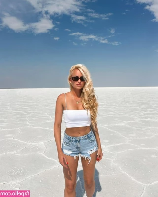 Danielle Moinet [ danielle-moinet ] - Hey bby   Message me i wanna play  lets sext