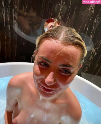 Emily Belle [ emily-belle ] - My longest walking vid yet and it s oiled   my hand was a little oily