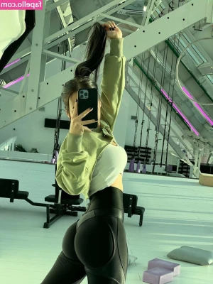 lyna_com [ lyna-com ] - It looks like my tongue is ready to lick something👅