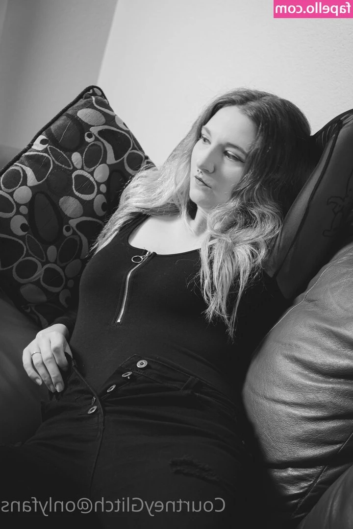 courtneyglitch - What takes me so long in the dressing room