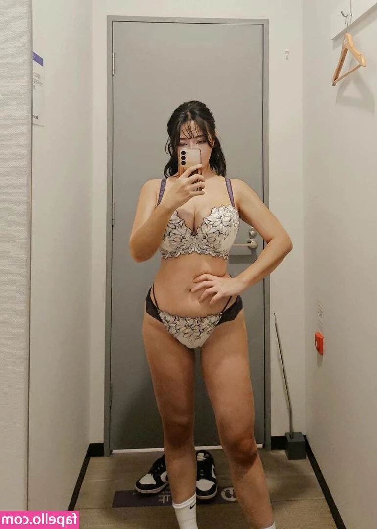 Jung Saerom [ jung-saerom ] - Showing you whats underneath my skirt👀