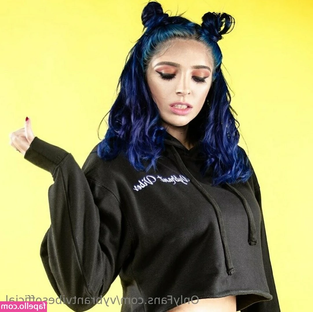 vybrantvibesofficial - Hellow  I m back  And I m damn ready to be the queen of the world