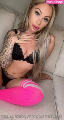 wydstepsissy - Wet toes and wet nipples. What more could you want?