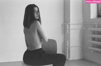 Liza Voroncova [ liza-voroncova ] - The bare  ass  cheek of it