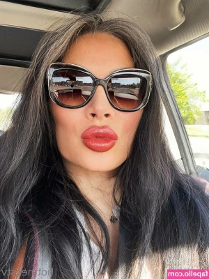 hotmesstv - i’m working soooo hard. can’t u tell? 😘