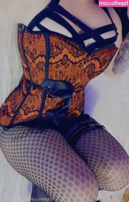 free_gh0sty_ghoul [ free-gh0sty-ghoul ] - Adoro questo body in pizzo che mette in risalto le forme